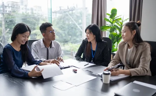woman-presenting-in-meeting
